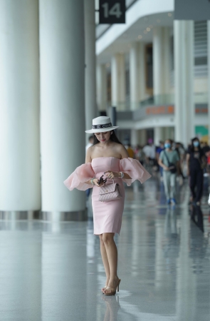 漂亮的长发粉裙美女