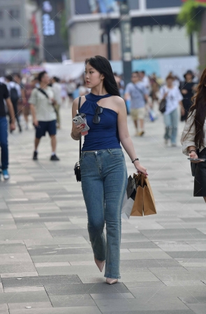 牛仔小姐姐逛街购物，买了啥？