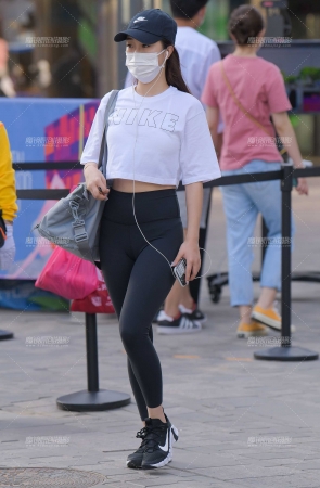 性感黑色紧身裤美女