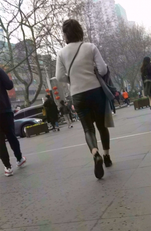 白色毛衣黑色紧身裤翘臀街拍美女辣妈