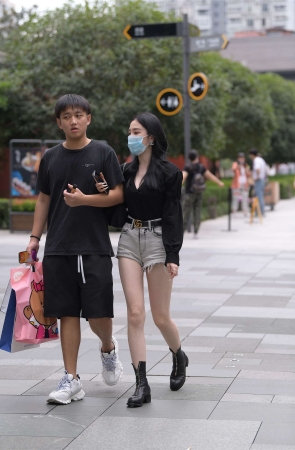 灰色热裤美腿短靴