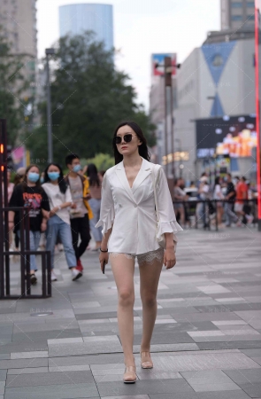 街拍超薄丝腿墨镜女~