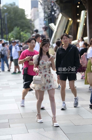 街拍魅力花裙子小仙女~