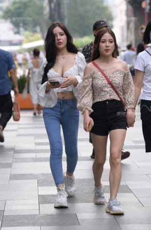 性感紧牛美眉