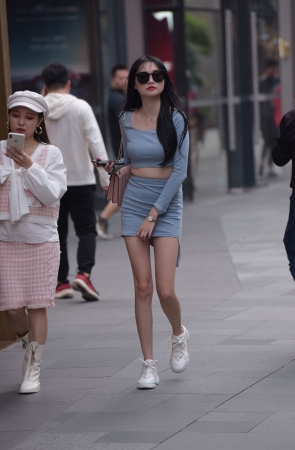 高挑短裙美女
