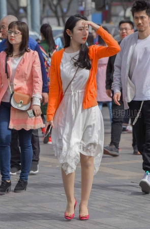 街拍粉色高跟美女姐姐