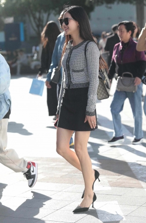 短裙街拍高跟少妇