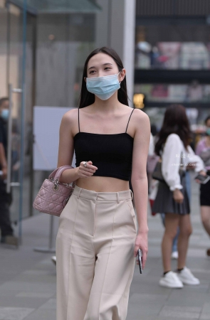 20823-1+77迷人的小姐姐 4P