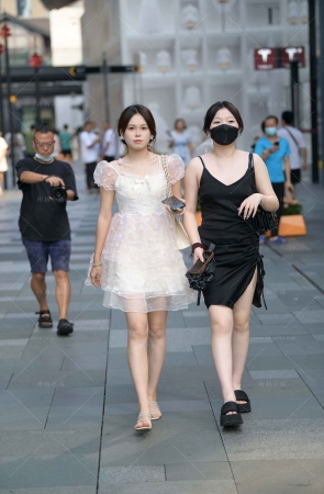 街拍白色连衣裙小姐姐跟闺蜜