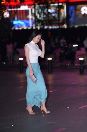 浅蓝色群丰满美女