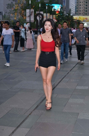 搭讪大长腿，黑色热裤美眉