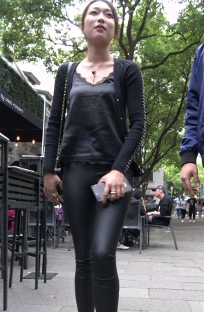 黑色紧身皮裤气质马尾辫美女1