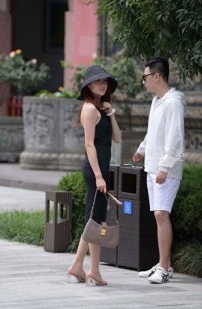 裹身长裙时尚美女