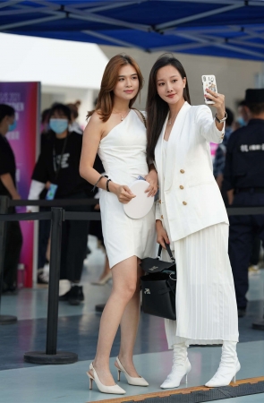 素雅干净白色裙装