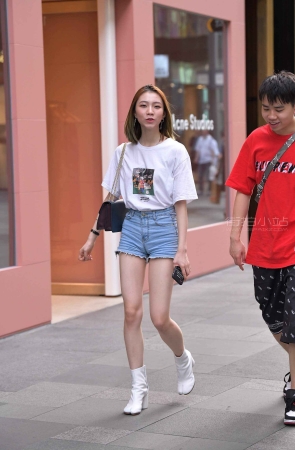 街拍白T恤，开朗热裤女友