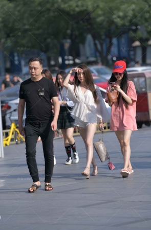 街拍白热裤小姐姐