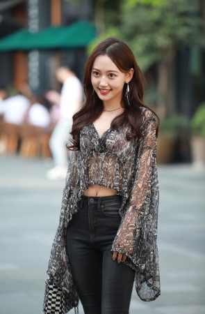 漂亮的气质牛仔美女