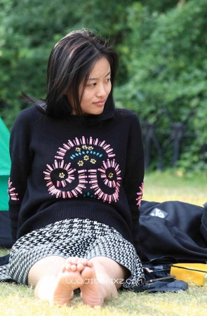 被爱摄影的胖哥哥带到草地脱鞋的靓妹子