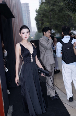 小露娜性感深V美胸