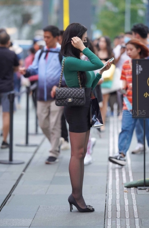 搭讪街拍丰满的黑丝女人