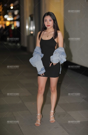 美女这么晚了还在外面 是要去加班吗