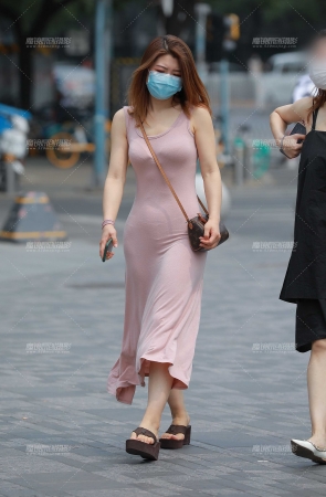 阳光下的包臀裙小姐姐