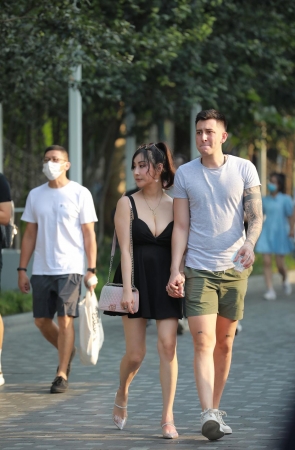 玩跷跷板的性感女友