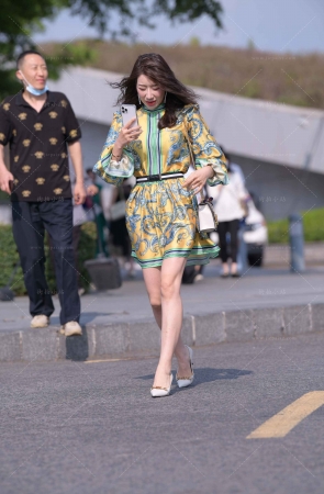 高跟鞋裙装美女