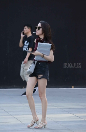 抽烟的妹子