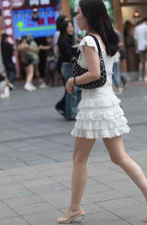 街拍短裙高跟少妇