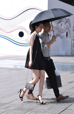 黑裙高跟凉鞋美腿