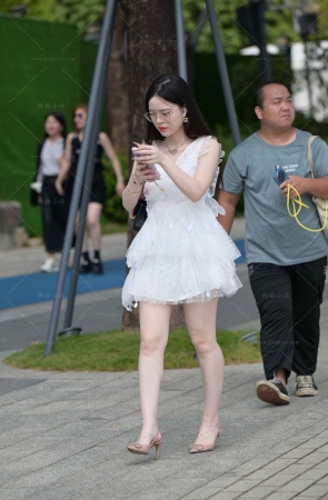 街拍白裙白皙眼镜妹