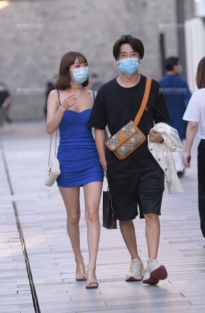 蓝色吊带裙美腿女友