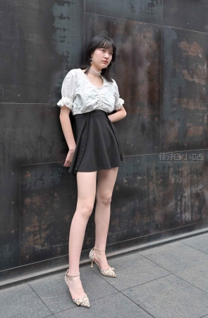 摆拍的白皙妹子