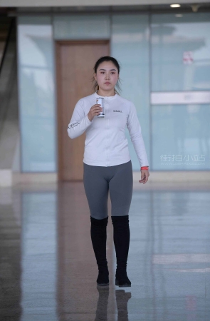 马尾辫、瑜伽裤美妇