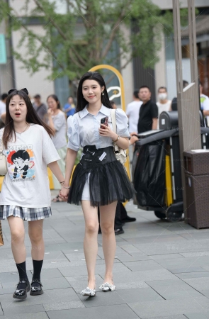 街拍黑色短裙美腿美女