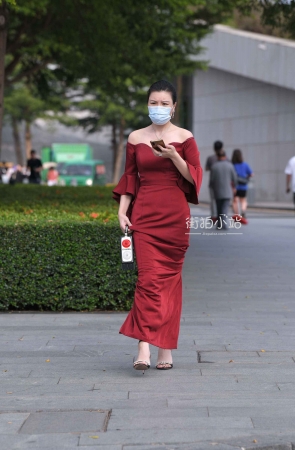 一席红色长裙的高跟贵妇