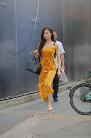 举手投足间散发出丝丝贵气