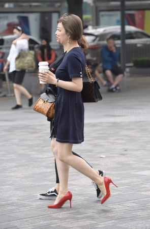 短发干练红色高跟美女