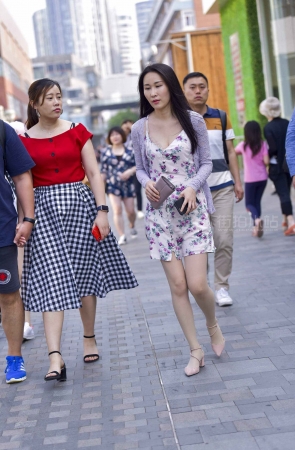 街拍碎花低胸裙凉高美女