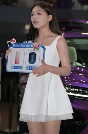 白色连衣裙小美女(93P)