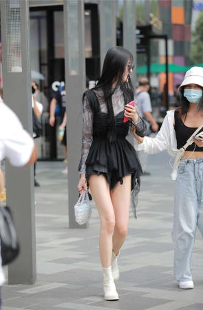 四九城嘎子街拍作品 - 性感热裤美腿小姐姐