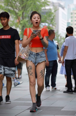 妹子腿上的纹身应该是假的吧