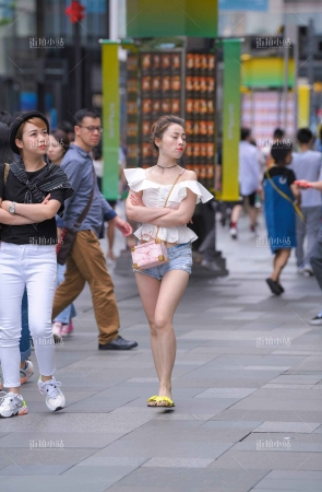 逛街的热裤小美女