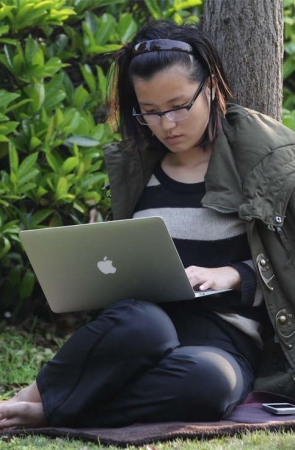 No549 小树下静谧的学生美足