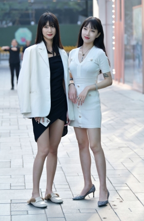 两个漂亮的妹子