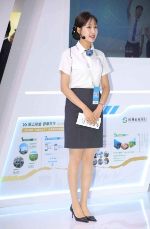 展会高挑身材丝腿靓丽美女讲解员