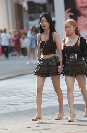 短裙街拍少妇