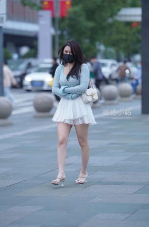 街拍白短裙白腿i姐姐