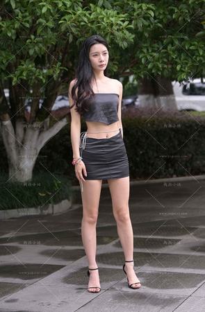 灰色短裙长腿美女